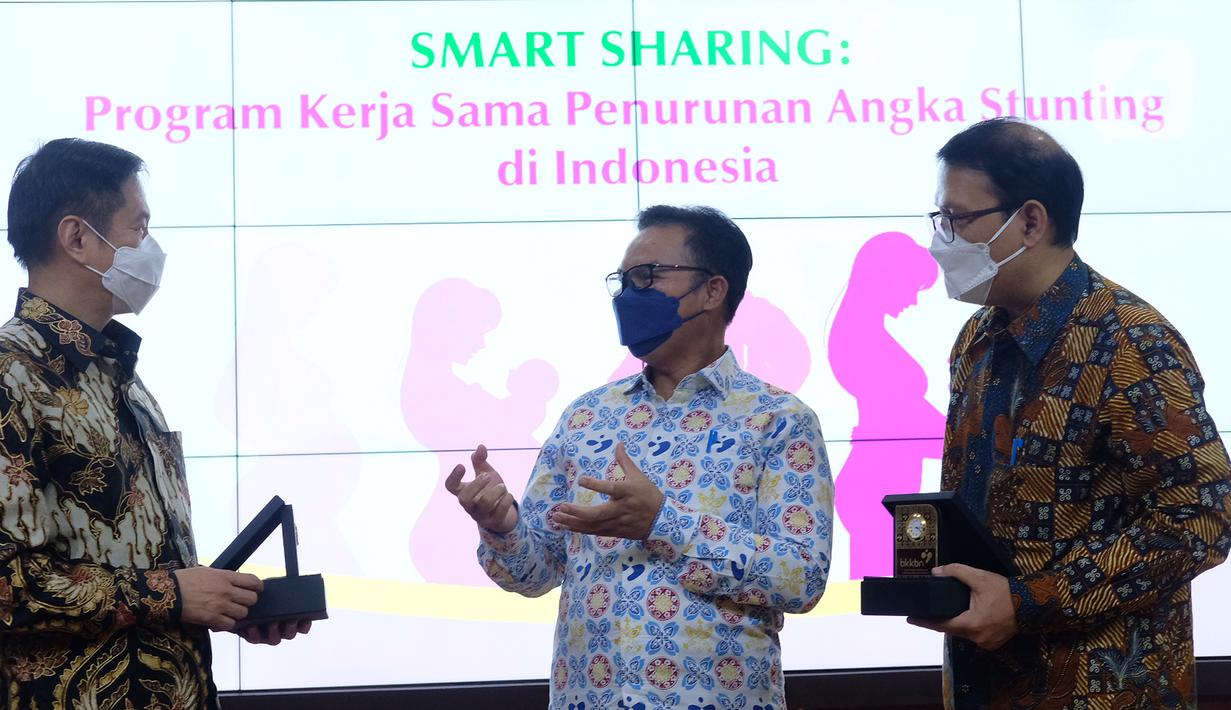 Kepala BKKBN Hasto Wardoyo (tengah) berbincang dengan President Director KALBE Nutritionals Ongkie Tedjasurja (kanan) dan Dirut Klikdokter Dino Bramanto (kiri) saat acara "Smart Sharing : Program Kerja Sama Penurunan Angka Stunting di Indonesia" di Jakarta, Selasa (4/5/2021). (Liputan6.com/HO/Ading)