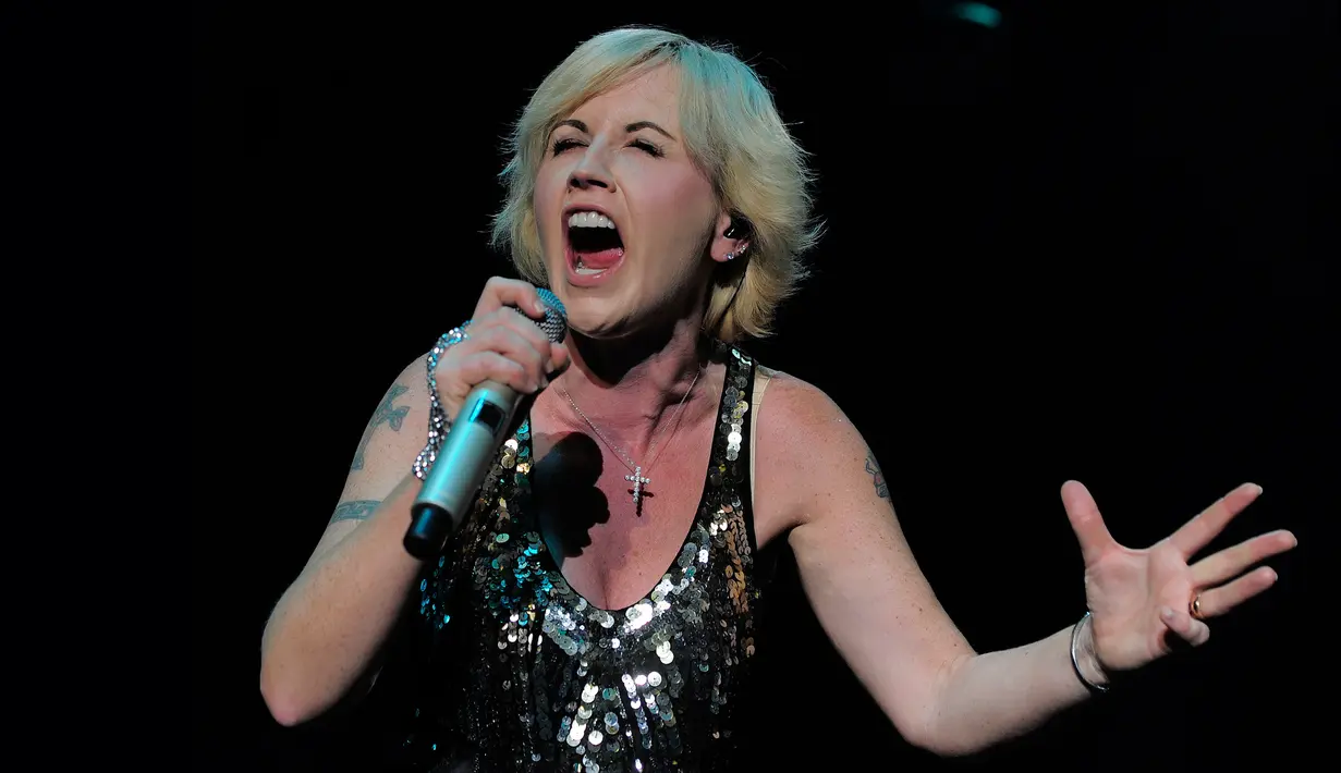 Vokalis The Cranberries, Dolores O’Riordan tampil di atas panggung acara musik di Sant Jordi Club, Barcelona pada 4 Oktober 2012. Dengan aksen Irlandia-nya yang khas, Dolores banyak menuai sukses bersama Cranberries sepanjang kariernya. (JOSEP LAGO/AFP)