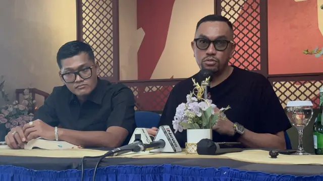 Wakil Ketua Komisi III DPR Ahmad Sahroni (kanan) saat konferensi pers di bilangan Jaksel, Sabtu (11/4/2026) (Liputan6.com/Ady Anugrahadi)
