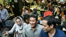 Balon Gubernur DKI Jakarta Sandiaga Uno (tengah) bersama CEO Gojek Nadiem Makarim, kantor Gojek, Jakarta, (1/3). Sandiaga Uno memuji terobosan Nadiem Makarim menciptakan lapangan kerja dan solusi kemacetan Jakarta. (Liputan6.com/Yoppy Renato)