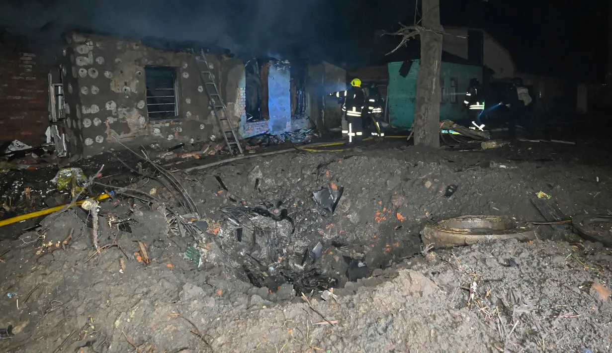 Empat orang tewas dan 17 lainnya terluka dalam sebuah serangan pesawat nirawak Rusia di kota besar Ukraina, Kharkiv pada Minggu 23 November 2025. Tampak dalam foto, tim penyelamat Ukraina bekerja di lokasi serangan pesawat tak berawak Rusia di Kharkiv pada Minggu 23 November 2025, di tengah invasi Rusia ke Ukraina. (SERGEY BOBOK/AFP)