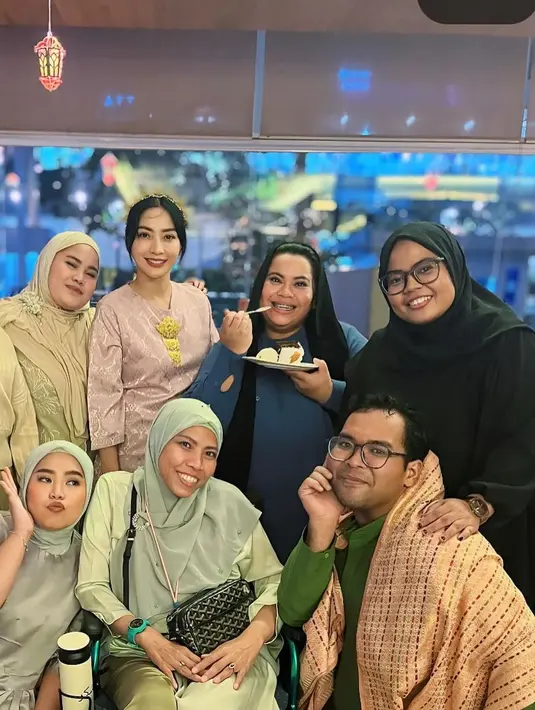 Karena ukuran bajunya terlalu besar, Hesti pun mengecilkan baju secara manual dengan tangannya sendiri. Keren banget ya! [@hestipurwadinata]