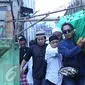 Komedian Komeng menggotong keranda jenazah anak ketiganya, Cantika Alhayu Aldi, menuju pemakaman keluarga di Citeureup, Bogor, Minggu (28/8). Caca, sapaan Cantika, meninggal dunia di usia 10 tahun lantaran sakit. (Liputan6.com/Herman Zakharia)