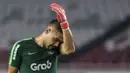 Kiper Timnas Indonesia, Andritany Ardhiyasa, menghapus keringat saat latihan di SUGBK, Jakarta, Senin (12/11). Latihan ini persiapan jelang laga Piala AFF 2018 melawan Timor Leste. (Bola.com/Vitalis Yogi Trisna)