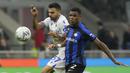 Gelandang Sampdoria Mehdi Leris berebut bola dengan bek Inter Milan Denzel Dumfries pada giornata ke-12 Serie A 2022/23 di Giuseppe Meazza, Minggu (30/10/2022) dini hari WIB. Berkat kemenangan ini naik ke peringkat kelima klasemen Serie A dengan raihan 24 poin dari 12 laga. (AP Photo/Luca Bruno)