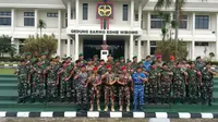 Panglima TNI Marsekal Hadi Tjahjanto mendapat penyematan baret merah Kopassus