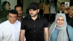 Setelah menjalani hukuman 10 bulan, Ridho Rhoma bebas dari rehabilitasi. Ia dijemput kedua orangtuanya, Rhoma Irama dan Marwah Ali.