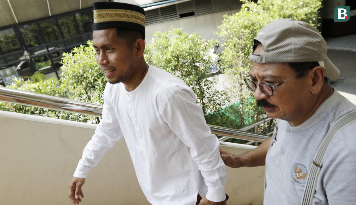 Pemain Timnas Indonesia, Andik Vermansah, saat akan Salat Jumat di Masjid Islamic Center Valdesam, Thailand, Jumat, (16/11). Indonesia akan melawan Thailand pada laga Piala AFF 2018. (Bola.com/M. Iqbal Ichsan)