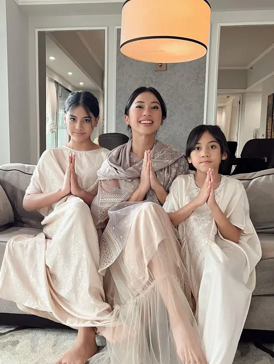 <p>Tyna Dwijayanti tampil menawan dengan kedua buah hatinya. Paduan kaftan bernuansa pastel dengan tampilan makeup sederhana membuat total look keluarga kecil ini tampak menawan. (Foto: Tyna Dwijayanti/ Instagram)</p>
<p> </p>