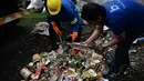 Pekerja perusahaan daur ulang mengamati sampah yang dikumpulkan dari Gunung Everest di Kathmandu, 5 Juni 2019.  Ekspedisi pembersihan Gunung Everest oleh pemerintah Nepal mengangkut turun 11 ton sampah sebagai bagian dari upaya membersihkan gunung tertinggi di dunia itu. (PRAKASH MATHEMA/AFP)