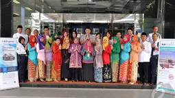 Seluruh jajaran Direksi dan Staf BCA Syariah Cabang Jatinegara mengenakan busana kebaya untuk memperingati Hari Pelanggan Nasional, Jakarta, Kamis (9/4/2014) (Liputan6.com/Miftahul Hayat)