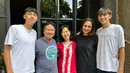 Momen perayaan ulang tahun Donna Agnesia ini juga jadi momen kumpul bareng Lio dan Diego sebelum dua buah hatinya itu kembali ke Prancis untuk sekolah. Seperti diketahui, Lio dan Diego memang tengah sekolah sepak bola di Prancis, dan kini sedang kembali ke Indonesia karena libur sekolah. Sebelum momen perayaan ini, Donna sudah lebih dulu dapat ucapan ulang tahun khusus dari suami dan tiga anaknya. (Liputan6.com/IG/@dagnesia)