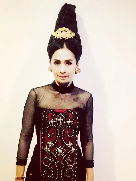 Aktris Ayu Laksmi difoto sebelum tampil menyanyi dalam acara Percakapan antara Bumi dan Langit. Ayu Laksmi juga dikenal mahir menciptakan lagu dalam 5 bahasa berbeda, yaitu Sanskrit, Kawi, Bali, Indonesia, dan Inggris. (instagram/ayulaksmibali)