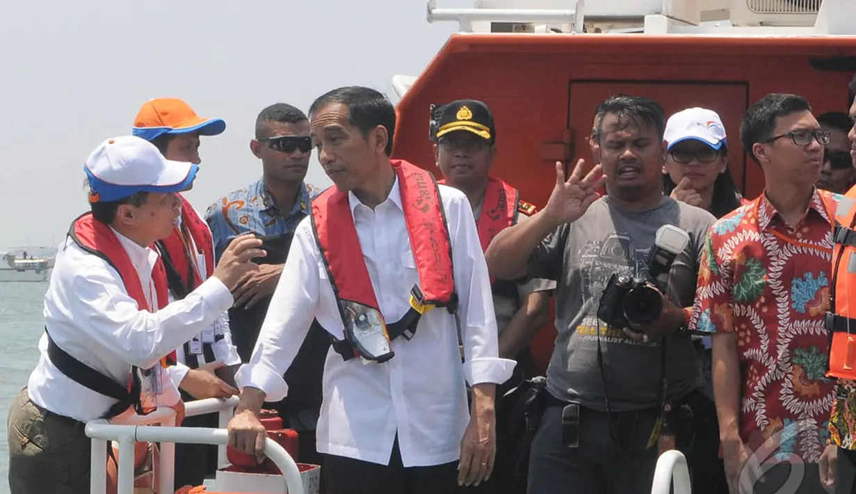 Dengan pengawalan ketat Pasukan Pengamanan Presiden (Paspampres), Jokowi duduk di dek kapal bagian belakang, Jakarta, Selasa (23/9/2014) (Liputan6.com/Herman zakharia)