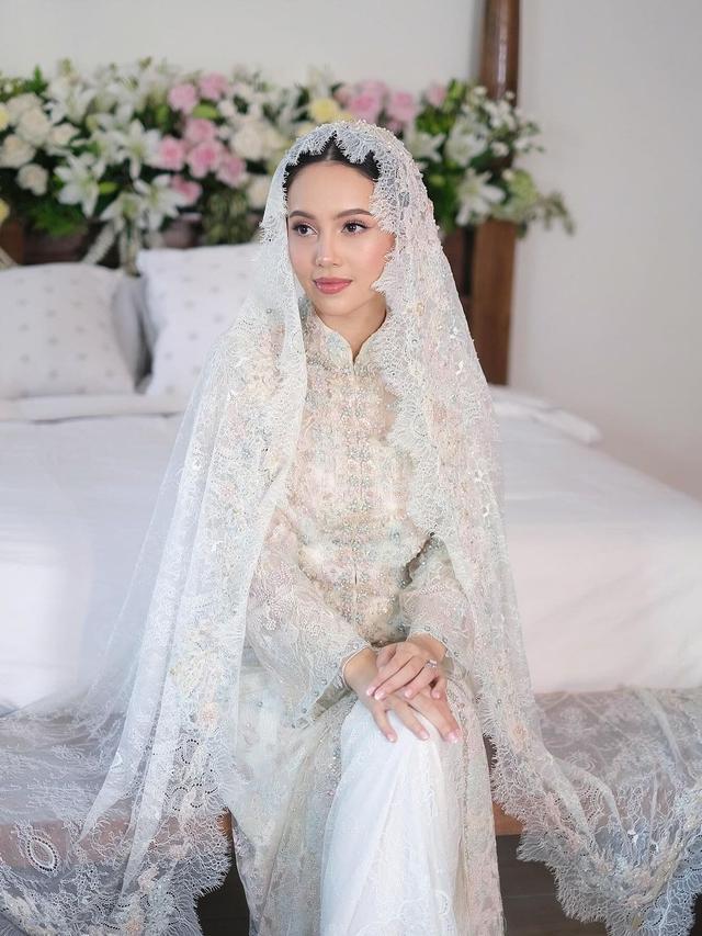 6 Potret Anggun Anggika Bolsterli Kenakan Lace Dress di Momen Pengajian Jelang Menikah