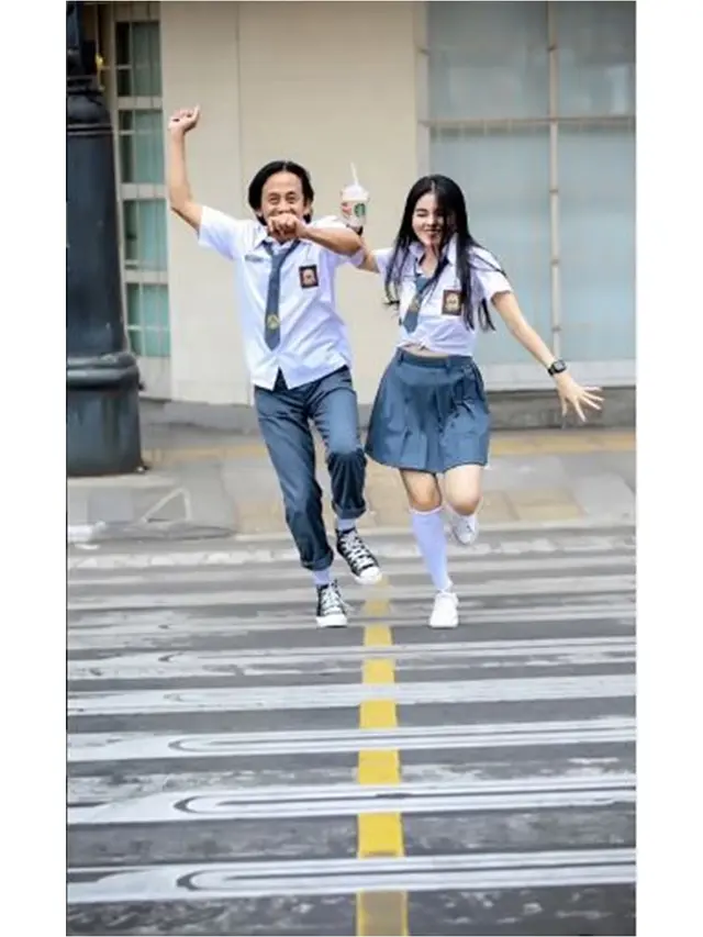 Terpaut 19 Tahun, Ini 6 Potret Epy Kusnandar dan Istri Pakai Seragam SMA