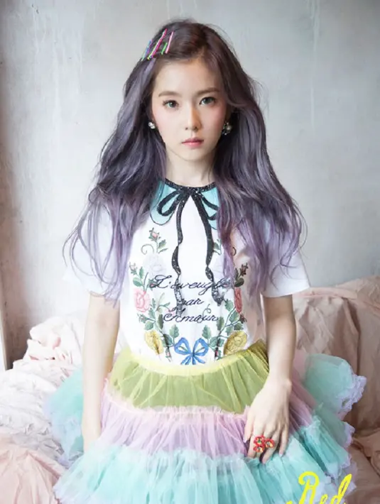 "Untuk skin care, aku pakai pembersih dan mencuci makeup dengan menggunakan sesuatu yang mengandung alkohol. Dan memakai lotion yang cocok. Aku tak memakai krim," tuturnya. (Foto: soompi.com)