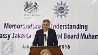 Dubes Inggris untuk Indonesia Moazzam Malik menyampaikan kata sambutan saat penandatanganan nota kesepahaman di Jakarta, Senin (16/5). (Liputan6.com/Immanuel Antonius)
