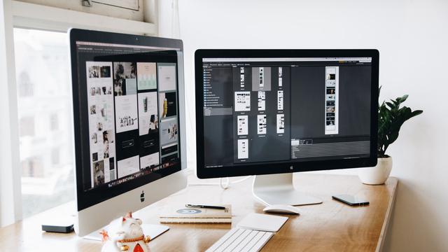 Ilustrasi seni grafis, komputer. (Photo by Tranmautritam: https://www.pexels.com/photo/two-imac-s-with-keyboard-and-phones-on-desk-326503/)