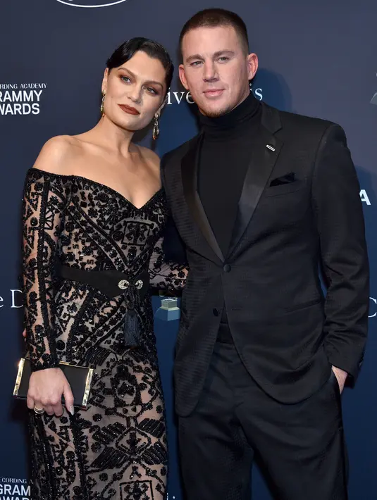 Penyanyi Jessie J dan aktor Channing Tatum menghadiri Pre-Grammy Gala dan acara penghormatan untuk ikon industri musik di Beverly Hills, California, Minggu (25/1/2020). Dua bulan setelah putus, Jessie J dan Channing Tatum kembali memamerkan kemesraan di red carpet. (GREGG DEGUIRE/GETTY IMAGES/AFP)