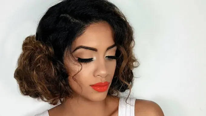 Mau Buat Curly Double Buns? Ini Tutorialnya