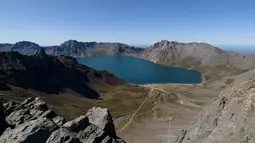 Gambar pada 11 September 2019 memperlihatkan danau Chonji atau 'Heaven lake' saat mengunjungi kawasan Gunung Paektu di Samjiyon, Korea Utara. Panorama 'Heaven lake terlihat cantik, dengan pegunungan yang mengelilingi Danau Surga tersebut . (Photo by Ed JONES / AFP)