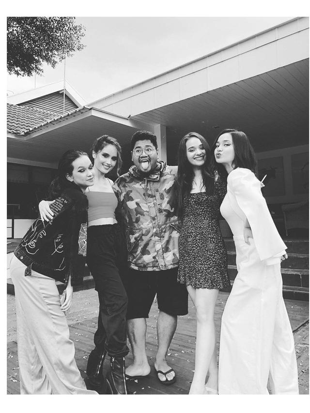 6 Gaya Cinta Laura dan Tiga Artis Lain Pemotretan Tema Empowered Women, Memesona