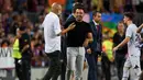 Manajer Manchester City, Pep Guardiola (kiri) berbincang dengan pelatih Barcelona Xavi Hernandez pada akhir sebuah laga amal di Stadion Camp Nou, Kamis (25/8/2022) dinihari WIB. Laga ini berlangsung menarik karena mempertemukan sang guru dan murid yaitu Pep Guardiola selaku pelatih Man City dan Xavi Hernandes pelatih Barcelona. (Photo by Josep LAGO / AFP)