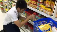 Sebuah supermarket dipuji netizen karena memberi kesempatan bagi penyandang autisme bekerja di tempat tersebut
