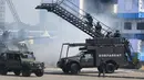 Dalam puncak peringatan HUT ke-80 TNI, disimulasikan aksi dan kemampuan prajurit TNI dalam menyelamatkan sandera dari 8 teroris bersenjata. (merdeka.com/Arie Basuki)