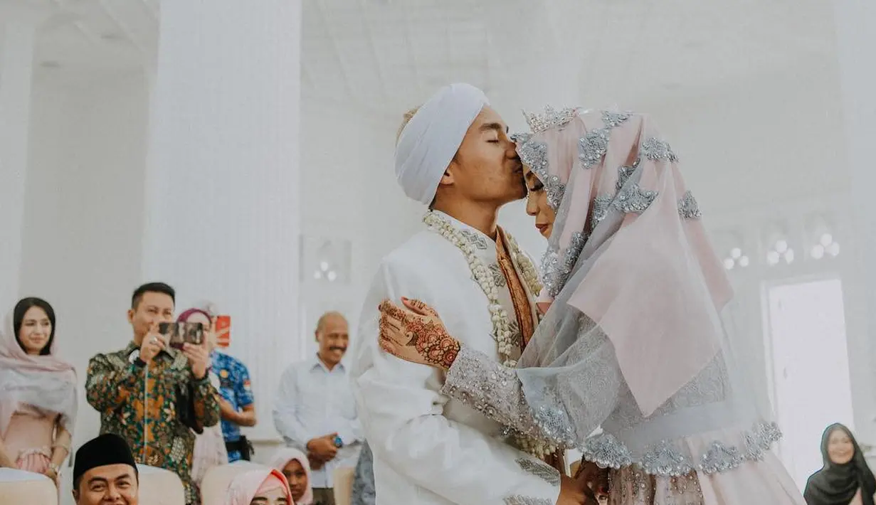 Rumah tangga Taqy Malik dan Salmafina Khairunnisa baru seumur jagung. Beberapa hari belakangan ini, rumah tangga keduanya menjadi perbincangan warganet. Lantran putri Sunan Kalijaga itu diceraikan oleh suaminya. (Instagram/taqy_malik)