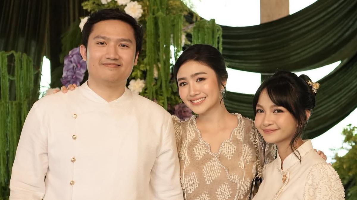 6 Potret Pesona Febby Rastanty Dibalut Kebaya Modern Dipadu Anting-Anting Dior saat Lamaran sang Adik