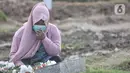 Saat ziarah, umat muslim membersihkan makam serta mendoakan kerabat yang telah wafat. (merdeka.com/Iqbal S. Nugroho)