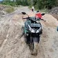 Wildan bersama istri dan dua anaknya saat mencoba keluar dari Desa Enggelam, Kecamatan Muara Wis, Kabupaten Kutai Kartanegara, Kalimantan Timur dengan sepeda motor. Wildan mudik dari desa terpencil dan terisolir itu selama lima hari dengan tujuan Lombok, Nusa Tenggara Barat agar bisa rayakan Lebaran Idul Fitri bersama orang tua.