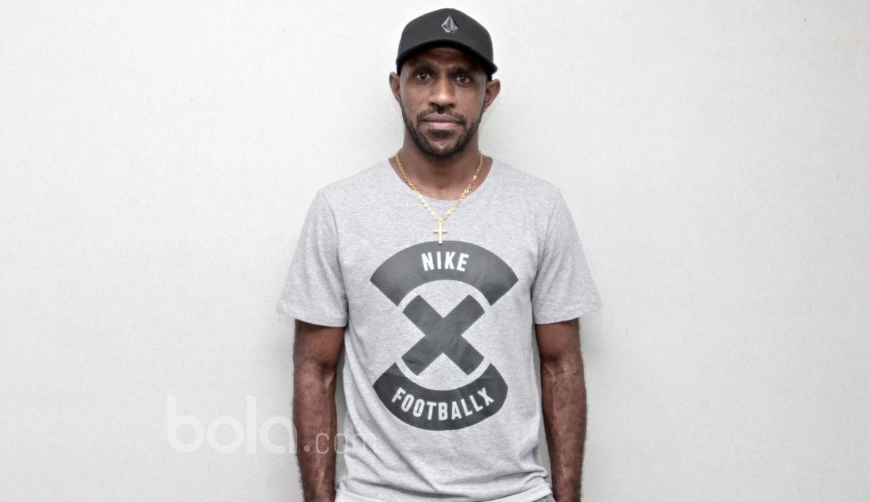 Boaz Solossa bergabung dengan Persipura Jayapura sejak tahun 2005 dan telah mencetak 130 gol bagi tim kebanggaan Papua itu. (Bola.com/Nicklas Hanoatubun)