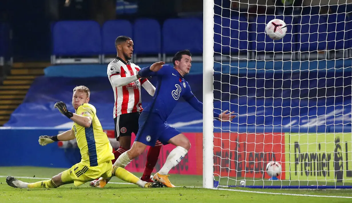 Pemain Chelsea, Ben Chilwell, mencetak gol ke gawang Sheffield United pada laga Liga Inggris di Stadion Stamford Bridge, Sabtu (7/11/2020). Chelsea menang dengan skor 4-1. (Peter Cziborra/Pool via AP)