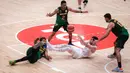 <p>Pebasket Iran, Navid Rezaeifar (tengah) terjatuh saat berebut dengan pebasket Brasil, Lucas Dias pada laga Grup G Piala Dunia FIBA 2023 antara Timnas Basket Iran menghadapi Brasil di Indonesia Arena, Senayan, Jakarta, Sabtu (26/08/2023). (Bola.com/Bagaskara Lazuardi)</p>