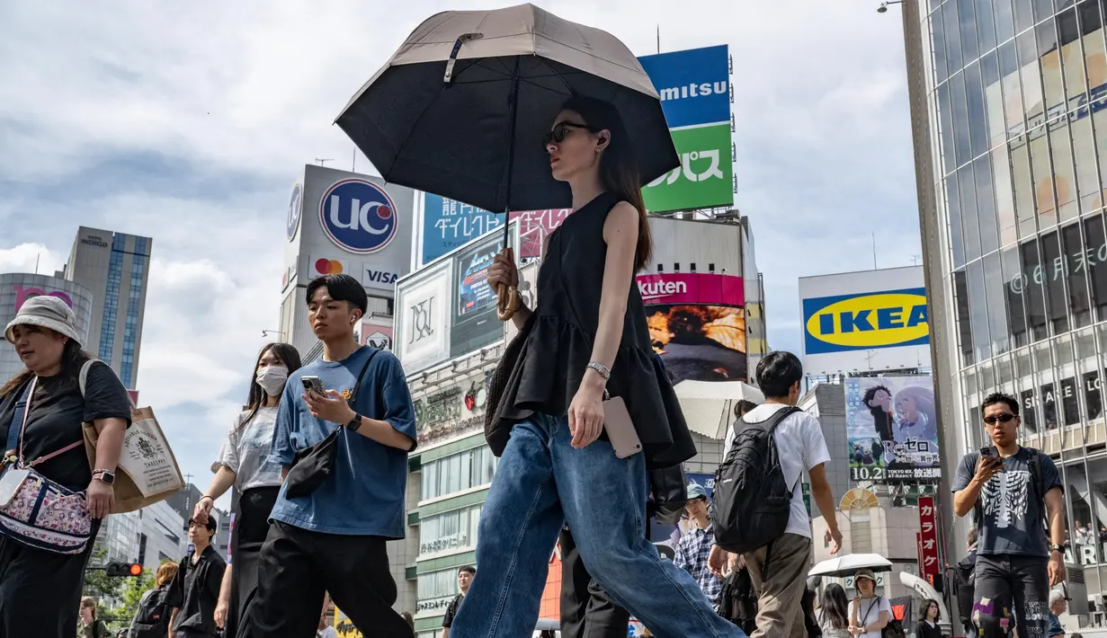 Cuaca dan suhu panas melanda sebagian besar wilayah di Jepang. (Yuichi YAMAZAKI/AFP)
