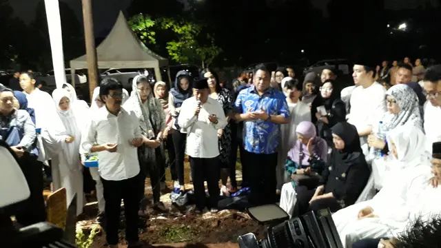 Suasana Pemakaman Ibunda Ayu Dewi