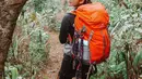 Perempuan kelahiran 16 Desember 1996 gayanya selalu menarik untuk dilihat. Meski sedang mendaki, ia juga terlihat menawan dengan kenakan kacamata. Potret trendinya saat menaki gunung ini curi perhatian. (Liputan6.com/IG/@debisagita)
