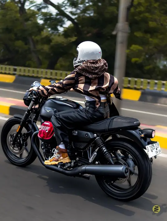 Penampilan Wika Salim sukses mencuri perhatian. Potretnya saat diambil dari belakang. Mengenakan celana hitam sesuai dengan warna motor yang dikendarai. [Instagram/wikasalim]