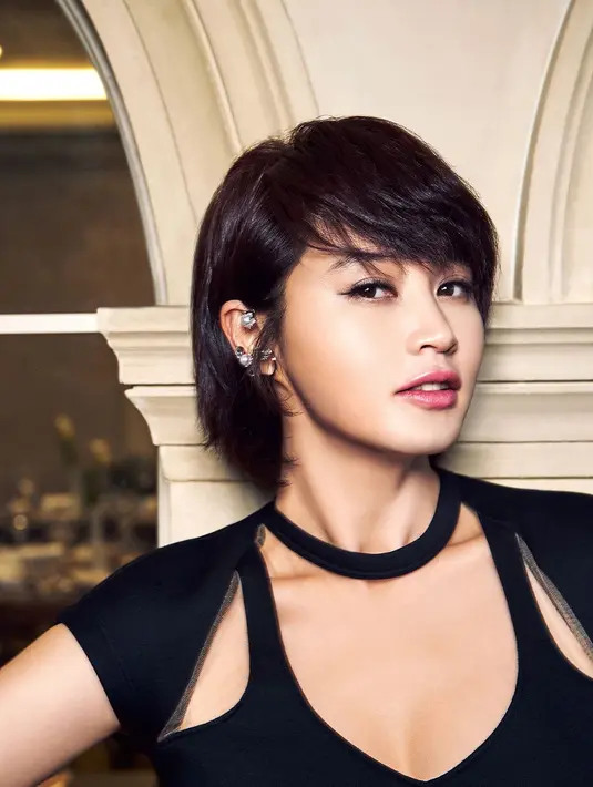 Kim Hye Soo punya wajah yang cantik menawan, padahal ia sudah berumur 47 tahun. Ia mengaku jika dirinya sangat jarang makan makanan cepat saji. (Foto: koreaboo.com)