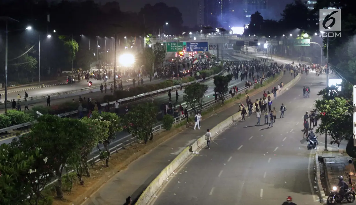 Massa berjalan di Jalan Tol Dalam Kota di sekitar ruas jalan Gatot Subroto, Jakarta, Rabu (29/9/2019). Massa yang rata-rata berseragam sekolah dan pramuka bentrok dengan petugas sehingga jalan depan Kompleks Parlemen lumpuh. (Liputan6.com/Helmi Fithriansyah)