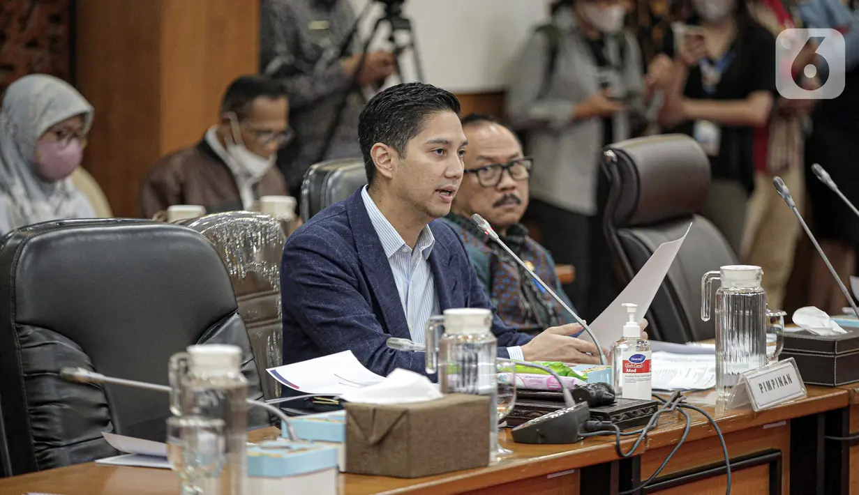 Wakil Ketua Komisi IV DPR RI Budisatrio Djiwandono saat rapat kerja Komisi IV DPR RI dengan Menteri Pertanian Syahrul Yasin Limpo di Gedung Parlemen, Jakarta, Kamis (19/1/2023). Rapat kerja membahas Daftar Inventarisasi Masalah (DIM) dan pembentukan panitia kerja Rancangan Undang-Undang (RUU) tentang Konservasi Sumber Daya Alam Hayati dan Ekosistem (KSDAHE). (Liputan6.com/Faizal Fanani)