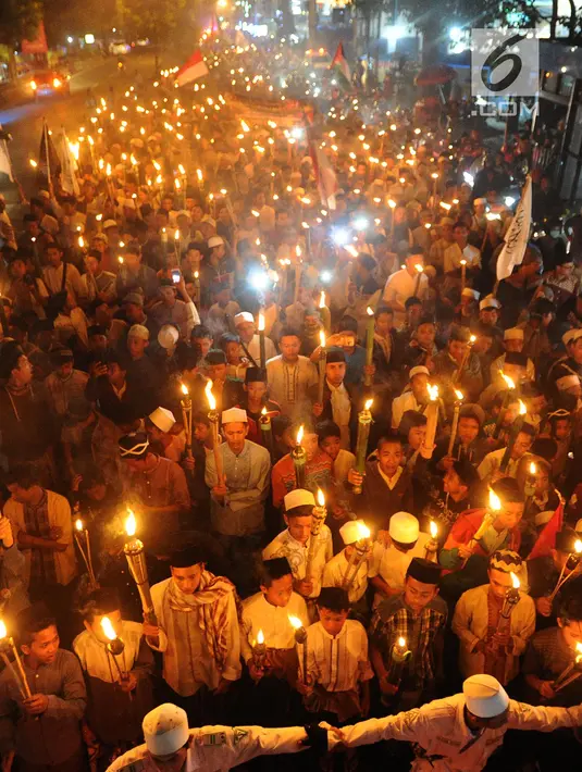 Ribuan umat Islam dari berbagai elemen melakukan aksi longmarch sejuta obor dari kawasan Sukasari menuju Ciawi, di Jalan Raya Tajur, Bogor, Senin (10/9). Aksi ini dilakukan dalam rangka memperingati Tahun Baru Islam 1440 H. (Merdeka.com/Arie Basuki)