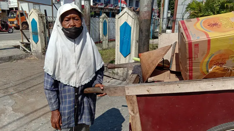 Nenek Maisaroh dan gerobak kesangannya. (Foto: Aceng Mukaram/Liputan6.com)