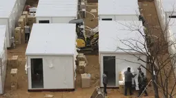 Pekerja menyiapkan kontainer untuk bangsal merawat orang yang terinfeksi corona COVID-19 di halaman Pusat Medis Seoul, Kamis (10/12/2020). Otoritas Korea Selatan membuat tempat tidur rumah sakit dari kontainer untuk meringankan beban fasilitas medis yang telah kewalahan. (AP Photo/Ahn Young-joon)