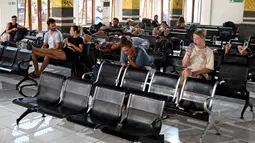 Para wisatawan asing tersebut terjebak di Labuan Bajo akibat operasional Bandara Komodo yang tutup sejak Sabtu (9/11) sampai Rabu (13/11/2024). (SONNY TUMBELAKA/AFP)