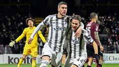 Pemain Juventus, Dusan Vlahovic bersama Nicolo Fagioli  merayakan gol yang dicetak ke gawang Salernitana pada laga Liga Italia di Stadion Arigis (7/2/2023). Juventus sukses mengalahkan Salernitana pada pekan ke-21 Liga Italia . (AFP/Andreas Solaro)
