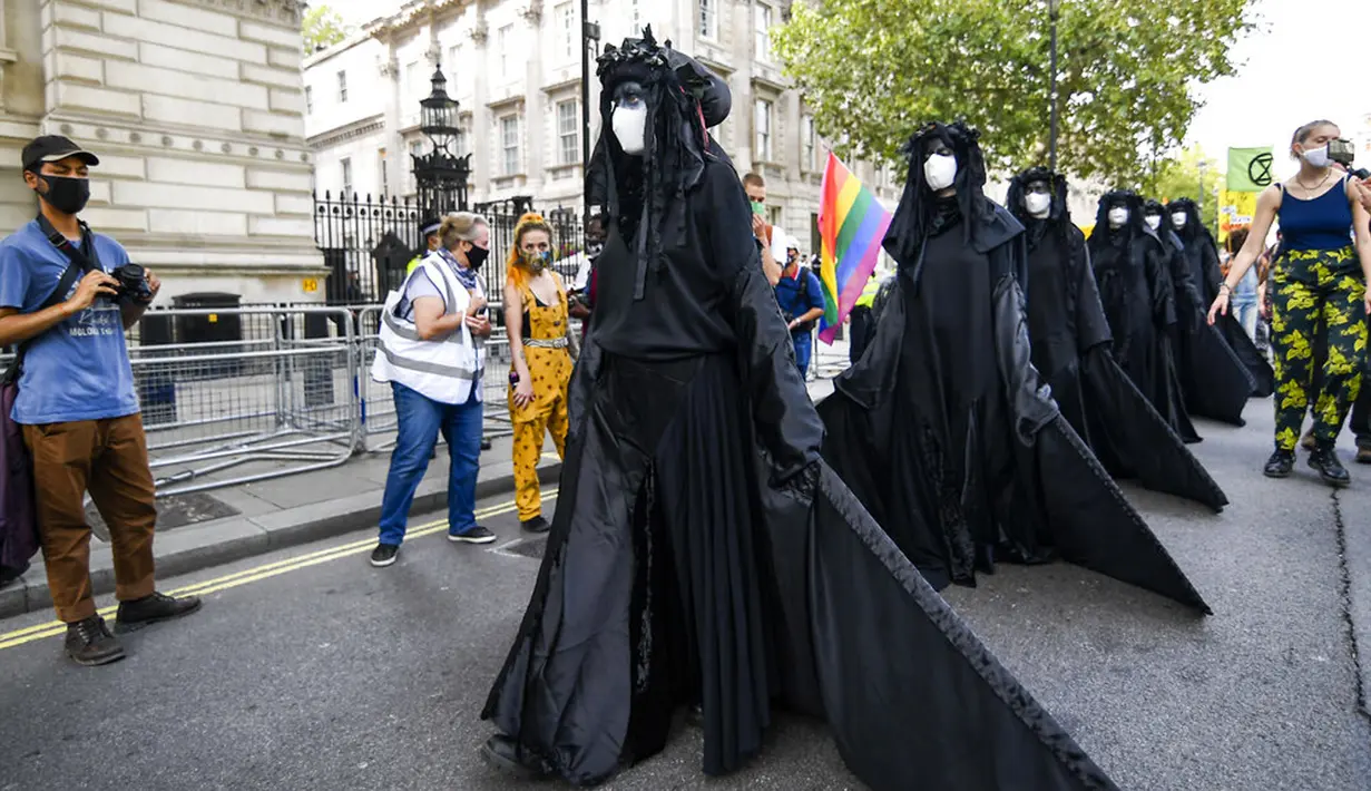 Aktivis Extinction Rebellion berbaris di sepanjang Parliament Street sebagai bagian dari protes perubahan iklim di London, Inggris, Selasa (8/9/2020). Menggelar aksi di tengah pandemi COVID-19, para aktivis mengenakan masker selama protes berlangsung. (AP Photo/Alberto Pezzali)